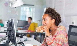 Ăn trưa vội vã tại bàn làm việc có hại hơn bạn nghĩ - Ảnh minh họa: INTERNET