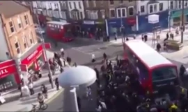 Hàng trăm người nhấc bổng xe buýt 2 tầng cứu nạn nhân mắc kẹt