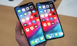 Phone Xs (bên phải) không hấp dẫn người dùng bằng iPhone Xs Max (bên trái).