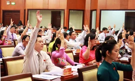 Các đại biểu HĐND TP HCM biểu quyết thông qua tờ trình tăng mức phí đậu ôtô dưới lòng đường, vỉa hè. Ảnh: Trung Sơn