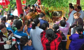 Chen chân viếng bà Chúa Xứ ở đỉnh núi Sam.