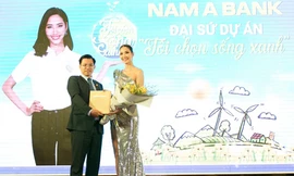 Ông Trần Ngọc Tâm – Tổng Giám đốc Nam A Bank công bố Á hậu Hoàng Thùy trở thành Đại sứ Vì Môi Trường cho dự án “Tôi chọn sống xanh”.