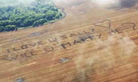 Màn cầu hôn lãng mạn và tốn kém của chàng nông dân.