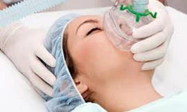 Gây mê cho bệnh nhân trước khi phẫu thuật.