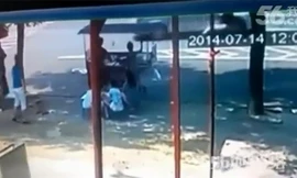 Ghê rợn, lái ô tô kéo lê vợ trên đường