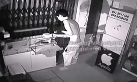 Người thanh niên cởi trần đột nhập cửa hàng điện thoại khoảng 2h sáng ngày 4/5.. Ảnh: Cắt từ clip.