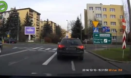 Nam thanh niên đá gãy gương chiếu hậu xe