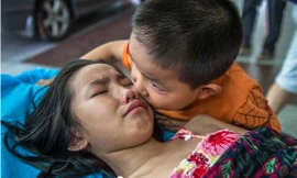 Rơi nước mắt bé trai 7 tuổi một mình đưa chị gái vào viện
