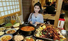 Đồng Đồng ăn lẩu. Ảnh: SCMP.