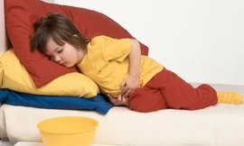 Trẻ em rất dễ bị ngộ độc (Ảnh minh họa)