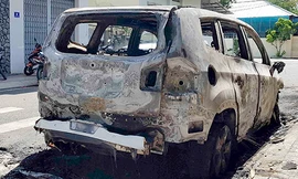 Chiếc ôtô cháy rụi sau tiếng nổ. Ảnh: An Phước.