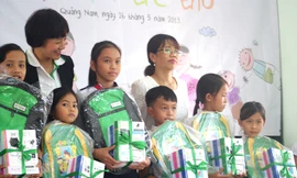 Bà Nguyễn Hoàng Yến, Chủ tịch Manulife GWA Việt Nam (thứ hai, từ trái sang) đồng thời là đại diện Manulife Việt Nam tại chương trình Nụ Cười Trẻ Thơ hôm 26/5/2019