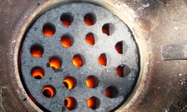 Sử dụng bếp than tổ ong là nguyên nhân gây ảnh hưởng nhiều đến cơ quan hô hấp như viêm phổi, viêm phế quản, hen suyễn, thậm chí nặng hơn có thể gây ra bệnh phổi tắc nghẽn, phù nề, ung thư thanh quản.