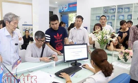 Xếp hàng chờ bổ sung ảnh, thông tin cá nhân tại các nhà mạng