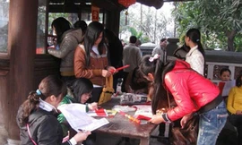 Những người trẻ cũng đua nhau lên chùa giải hạn