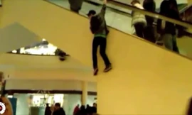 Nghịch dại với thang cuốn