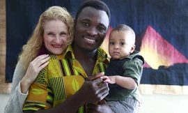 Vua châu Phi quay lại Canada làm việc để gửi tiền về nuôi dân