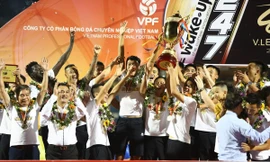 CLB bóng đá Hà Nội nâng Cup vô địch V-League 2019