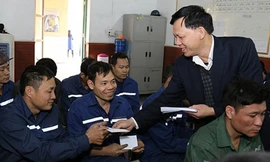 Lãnh đạo công ty khuyến khích công nhân ngày sản xuất đầu năm mới 2019