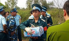 Kỷ vật của các sĩ quan hy sinh được mang ra từ hiện trường. Ảnh: Thanh Niên.