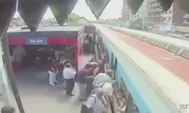 Bé gái thoát chết kỳ diệu trước tàu hỏa