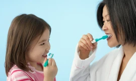 Những sai lầm tai hại của mẹ khi đánh răng cho con
