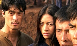 Với vai diễn trong phim "Dòng máu anh hùng", Ngô Thanh Vân (thứ hai từ trái sang) nhận giải Bông Sen Vàng dành cho Nữ diễn viên xuất sắc tại Liên hoan phim Việt Nam lần thứ 15. 