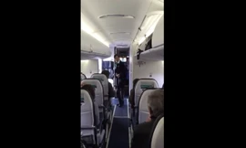 Nữ tiếp viên nhảy, hát trên máy bay 'chọc' hành khách