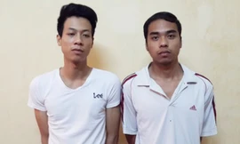 Hai thanh niên bị bắt giữ về hành vi bắt giữ người trái pháp luật.