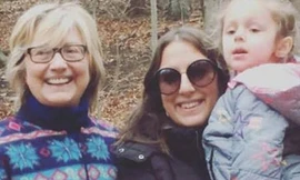 Một phụ nữ có tên Abby Schwittek bắt gặp bà Clinton trong khu rừng ở New York cuối tháng 11 với chiếc áo len lông cừu sặc sỡ. Ảnh: Twitter