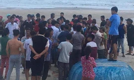 Cơ quan chức năng tổ chức đưa thi thể vào bờ.