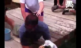 Người đàn ông dùng tay làm mồi nhử câu cá “khủng“