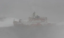 Tàu Aurora Australis mắc cạn trong bão tuyết. Ảnh: antarctica.gov.au