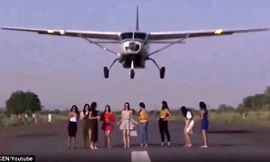 Dàn người mẫu khoe dáng trước mũi máy bay. (Ảnh: CEN)