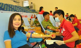 Bà Nguyễn Kim Phượng, Phó giám đốc ngân hàng Vietinbank chi nhánh Cần Thơ tươi cười hiến máu