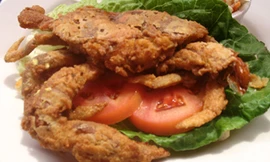 Cua lột bằng cách ngâm giấm khi ăn sẽ thấy có nhiều nước.