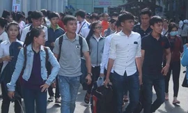 Thí sinh dự thi quá đông, là cơ hội cho kẻ gian trà trộn giở trò trộm cắp.