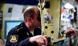 Sĩ quan theo dõi mục tiêu qua kính tiềm vọng. Ảnh: Andrei Stanavov.