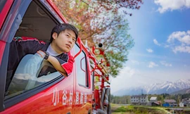 Keito Kobayashi, nhân viên địa trắc kiêm lính cứu hỏa bán thời gian ở làng Otari, xuất hiện trong bộ lịch ảnh đặc biệt. Ảnh: Guardian.