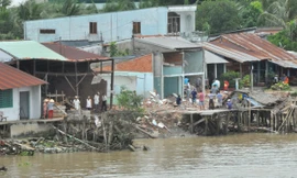 Sạt lở làm đổ sụp trại mộc của ông Sáu Thum xuống sông lúc 3 giờ 30 phút ngày 13/7.