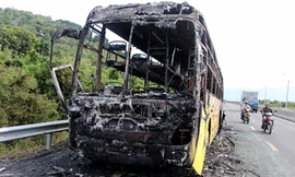 Ôtô giường nằm cháy rụi. Ảnh: Xuân Ngọc.