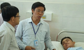 Lãnh đạo trường ĐH Công nghiệp Thực phẩm TPHCM đến thăm sinh viên Phú Quý