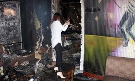 Bên trong quán bar bị lửa thiêu rụi hoàn toàn. 