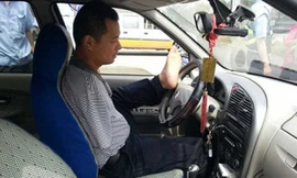 Wo Guo sử dụng 2 chân để điều khiển chiếc xe. 