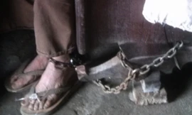 Không còn cách nào khác, chị Huê đành phải dùng xích và khóa to để xích chồng