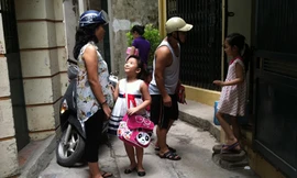 Học sinh vào lớp 1 chuẩn bị học trước chương trình tại nhà một giáo viên tiểu học nằm trong ngõ 236 đường Khương Đình (quận Thanh Xuân, Hà Nội). Ảnh: Q.Anh