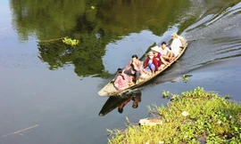 Người nhà thuê thuyền máy chạy khắp sông để tìm tung tích của Q.