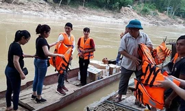 Hiệu trưởng THCS Trung Thanh nhận quà tặng NSTP - Ảnh Hoàng Lam