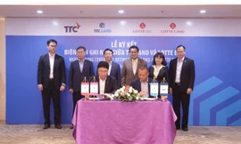 Ông Nguyễn Đăng Thanh – Chủ tịch HĐQT TTC Land và ông HAN Yong Soo - Phó Chủ tịch Điều hành Lotte E&C Hàn Quốc, ký kết biên bản ghi nhớ