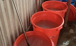 Cảnh sát đột kích điểm tự chế gel siêu âm giá 10.000 đồng một lít